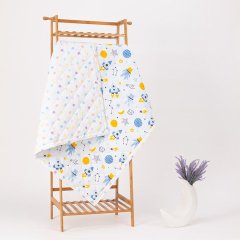 Baby comforter with Outer Space print – soft, breathable cotton quilt for newborns and toddlers.