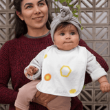 Infant cotton bib with honeycomb-inspired circular patterns – breathable muslin feeding bib for babies